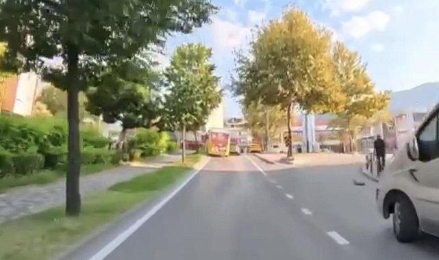 Seyir halindeki halk otobüsü direğe çarptı: O anlar kamerada