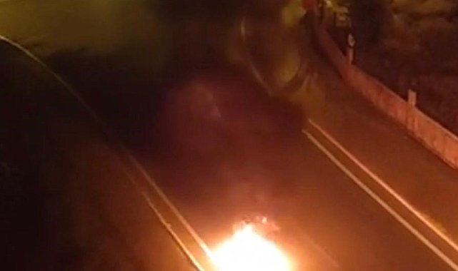 Seyir halindeki motosiklet alev alev yandı
