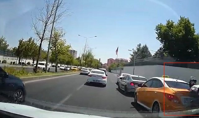Seyir halindeki motosikletin fren yapan otomobile çarpması kamerada