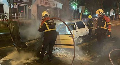Seyir halindeyken alev alan otomobil, kullanılamaz hale geldi