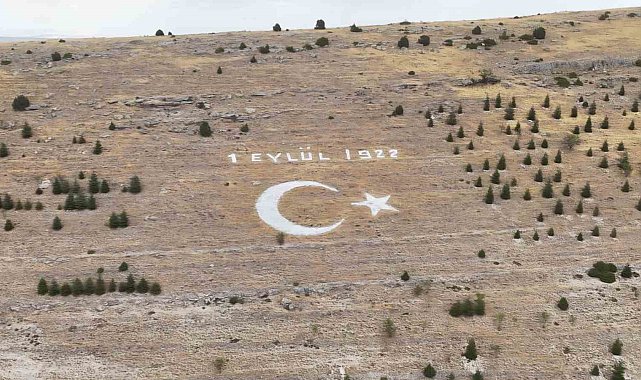 Seyitgazi Avdar bayırındaki dev ay yıldız için bakım ve boyama çalışması