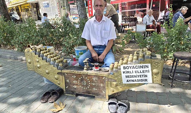 Seyyar ayakkabı boyacısının astığı yazı çevrede dikkat çekiyor