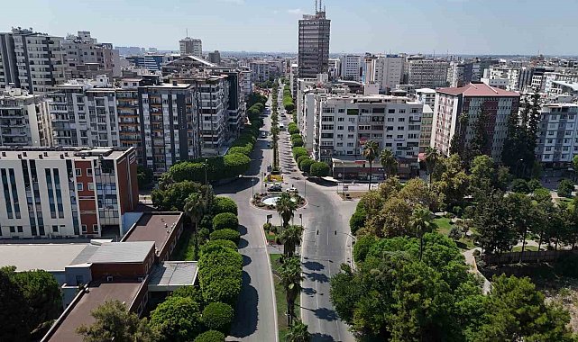 Sıcak hava Adana'nın simge noktalarını sessizliğe bürüdü