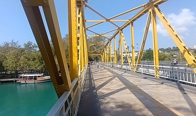 Sıcaktan bunalan çocukların Manavgat Irmağı'nda tehlikeli serinliği