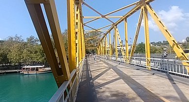 Sıcaktan bunalan çocukların Manavgat Irmağı'nda tehlikeli serinliği