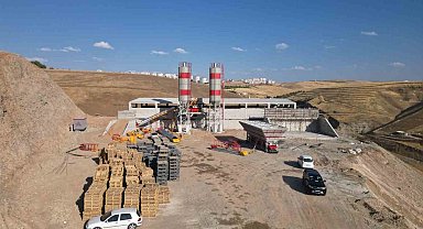Siirt'in altyapısını güçlendirecek beton santrali ve parke taşı üretim tesisinin kurulumu başladı