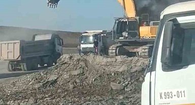 Siirt'te demir yolu inşaatında iş makinesi yandı