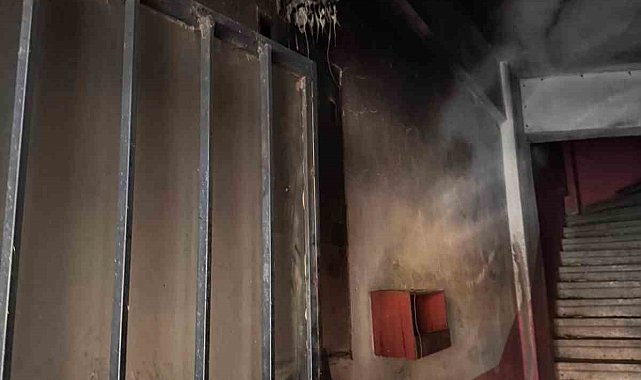 Silivri Sahili'nde apartman yangını: Mahsur kalanlar balkonlardan kurtarıldı