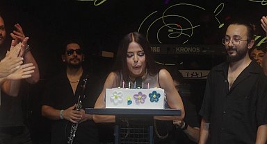 Simge'nin doğum günü sahnede kutlandı!