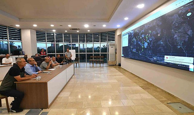Sındırgı'daki orman yangınına müdahale aralıksız sürüyor