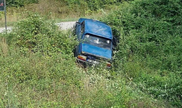 Sinop'ta otomobil şarampole devrildi: 2 yaralı
