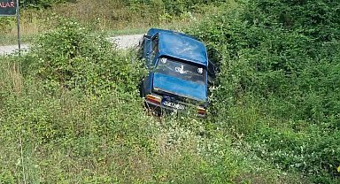 Sinop'ta otomobil şarampole devrildi: 2 yaralı