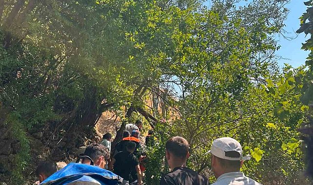 Şırnak'ta yaralı vatandaş sedye ile 1 saat taşınarak ambulansa ulaştırıldı