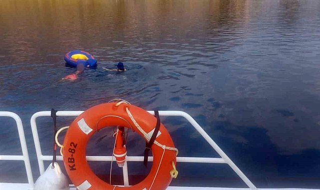 Şişme lastik botla denize açılan iki kişi sürüklenmeye başlayınca yardım çağrısı yaptı