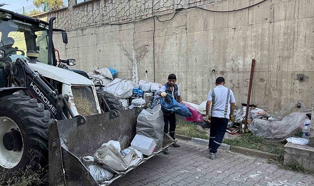 Siteyi karton yığınına çevirdiler, temizlik sırasında tepki gösterdiler