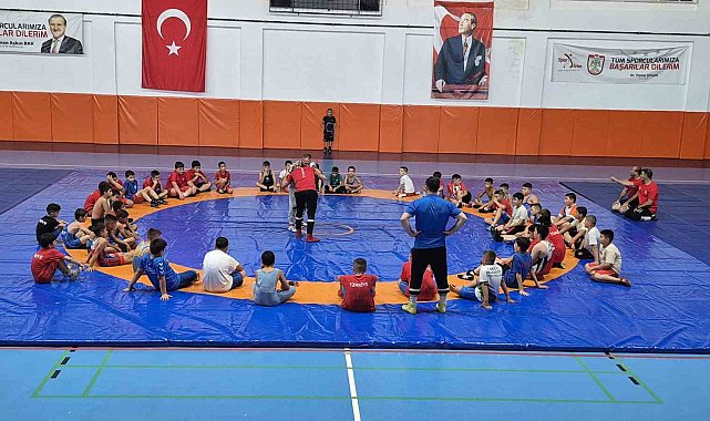 Sivas'ta minik güreşçiler için gelişim kampı başladı