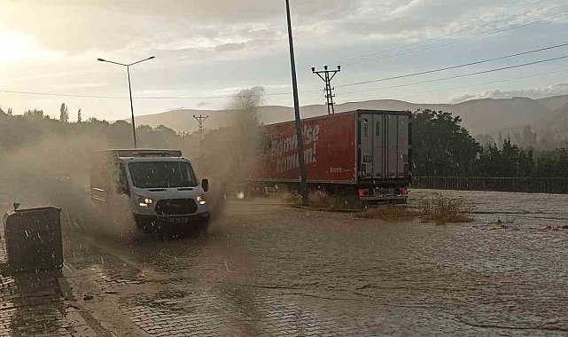 Sivas'ta sağanak yolları göle çevirdi, sürücüler zor anlar yaşadı