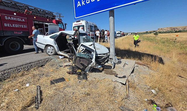Sivas'ta yoldan çıkan otomobil levha direğine çarptı: 3 yaralı