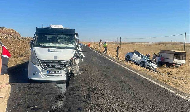 Siverek'te otomobil ile çekici çarpıştı: 3 yaralı