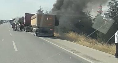 Sivrihisar'da seyir halindeki tırın dorse lastiği tutuştu