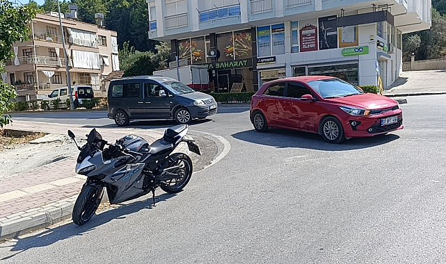 Sokağa dönmek isteyen otomobile motosiklet çarptı: 1 yaralı