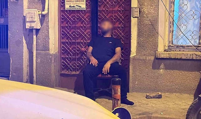 Sokakta sandalye üzerinde sızan şahıs polisi harekete geçirdi