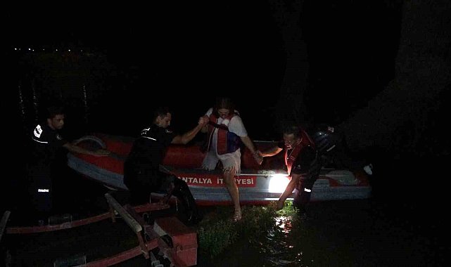 Su seviyesi yükselince adacıkta mahsur kalan genç kız kurtarıldı