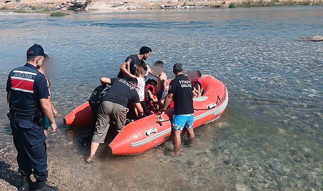 Su seviyesinin yükselmesiyle mahsur kalan 10 kişi botla kurtarıldı