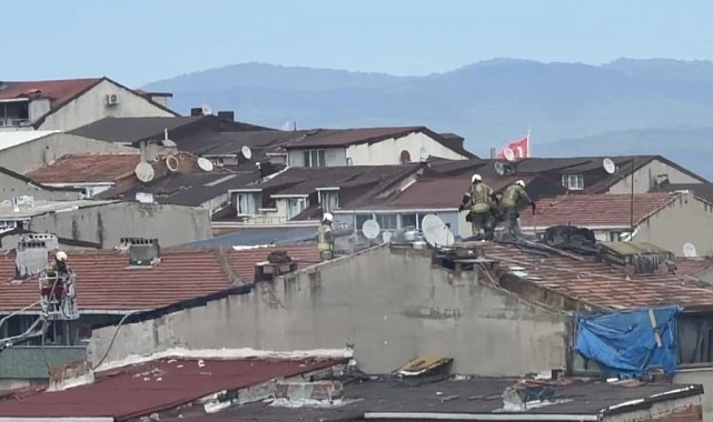 Sultangazi'de çatı tadilatı sırasında yangın çıktı: Bir vatandaş yangına su dökerek müdahale etti
