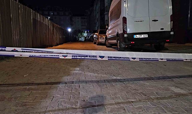 Sultangazi'de inşaat sahasında toprak kayınca yolda çatlama meydana geldi