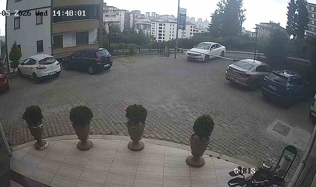 Sürücü fren yerine gaza basınca araç site duvarından aşağı uçtu: 1'i çocuk 3 yaralı