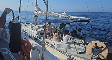 Sürüklenen yelkenli teknedeki göçmenler kurtarıldı