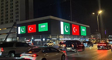 Suudi Arabistan'daki simge yapılar, Türkiye, Pakistan ve Suudi Arabistan bayraklarıyla ışıklandırıldı