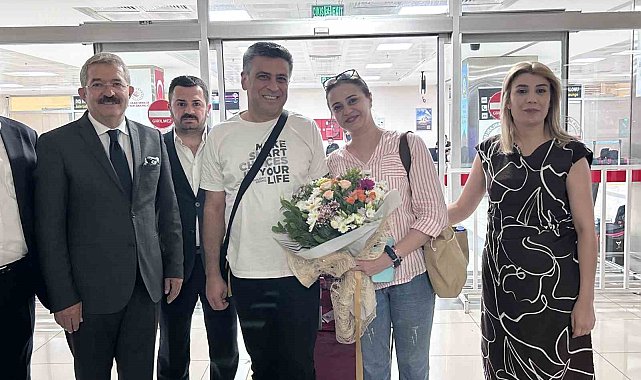 Tahran'dan Van'a direkt uçuşlar başladı: İlk turist kafilesi çiçeklerle karşılandı
