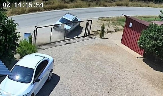 Takla atan otomobil güvenlik kamerasına yansıdı: Aynı aileden 2 kişi yaralandı, 3 çocuk kurtuldu