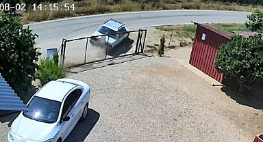 Takla atan otomobil güvenlik kamerasına yansıdı: Aynı aileden 2 kişi yaralandı, 3 çocuk kurtuldu