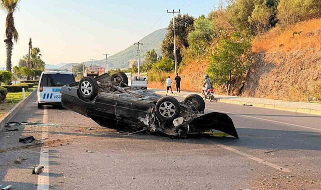 Takla atan otomobil palmiye ağacına çarptı: 1 yaralı