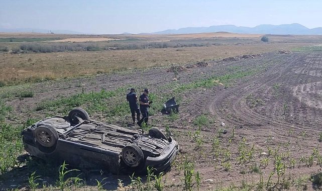 Takla atan otomobildeki 2 kişi hayatını kaybetti