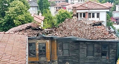 Tarihi binanın çatısı sağanak yağış sonrası çöktü