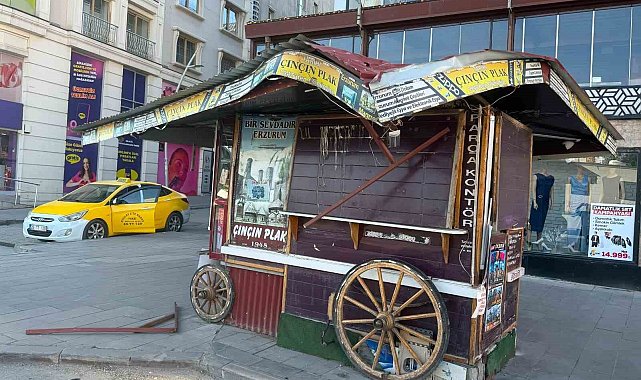 Tarihi büfe otobüs çarpmasıyla hasar gördü