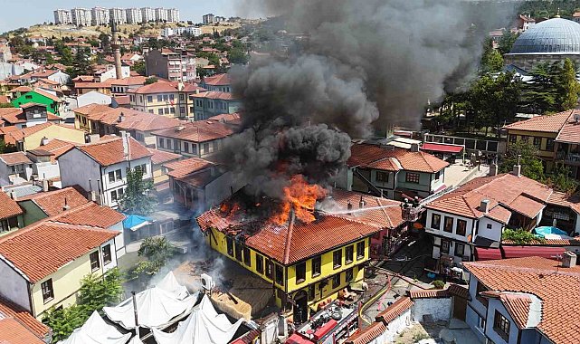 Tarihi Odunpazarı Evleri bölgesinde korkutan yangın: 2 kişi dumandan etkilendi