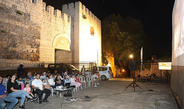 Tarihi surların gölgesinde sinema keyfi