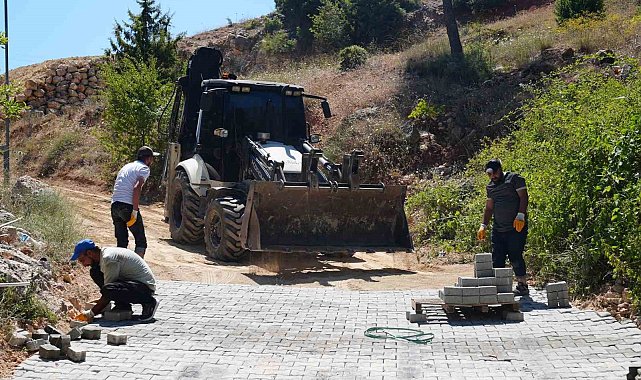 Tarsus'ta kırsal mahallelerin yolları parkeyle yenileniyor