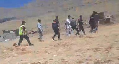 Taşlı saldırıdan kurtulmak için traktörü grubun üzerine süren şahıs tutuklandı