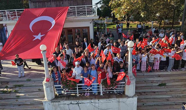TCG Anadolu ve TCG Heybeliada Yalova'da vatandaşları selamladı