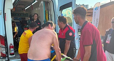 Tehlikeli bölgede denize giren kadını cankurtaranlar kurtardı