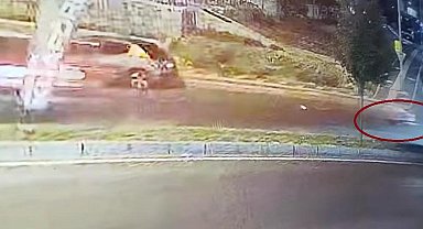Ters yönde giden motosikletin otomobil ile çarpışması kamerada