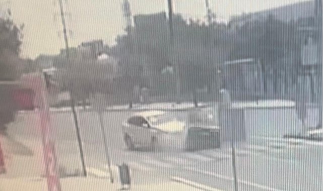 Ters yönden çıkan araç otomobille çarpıştı: 2 kişinin yaralandığı kaza kamerada