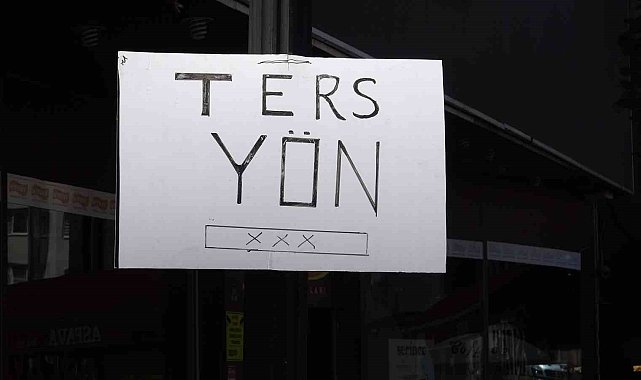 Ters yöne giren araçlar bıktırdı, esnaf kendi çözümünü buldu