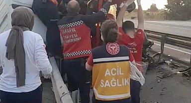 Tır önce akaryakıt istasyonu duvarına sonra refüje çarptı: 1 ölü, 1 yaralı